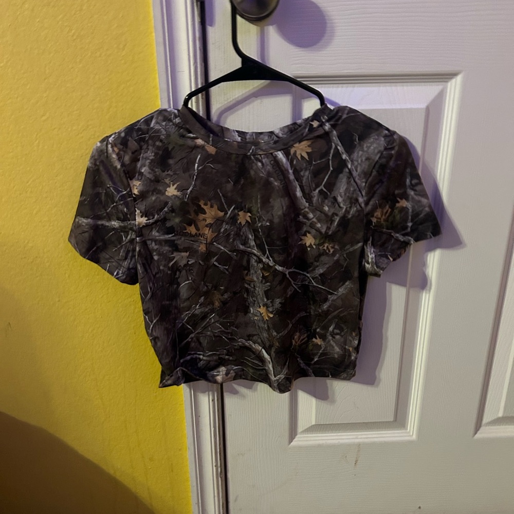 Black and Gold Fitted Crop Top with Short Sleeves